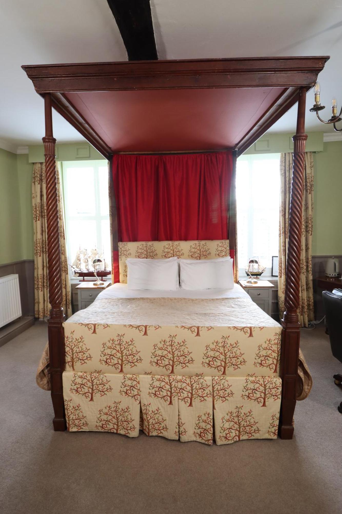 The Castle Hotel Llandovery Exterior photo